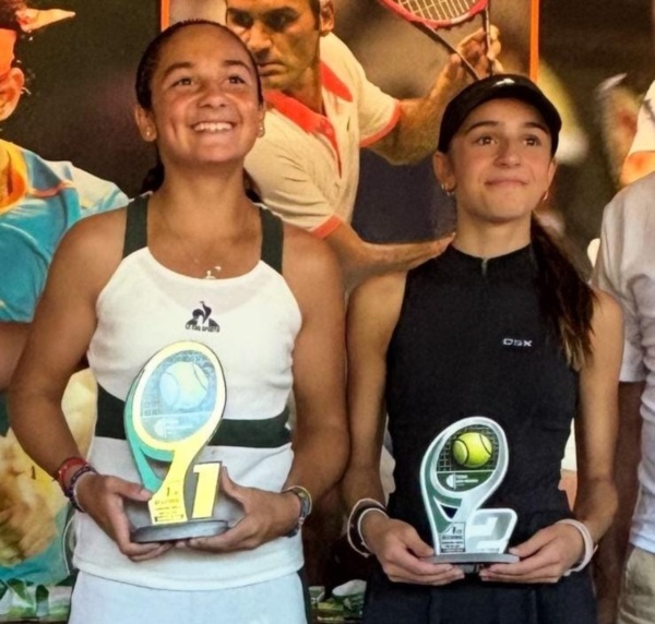 Las finalistas del singles Sub 14 femenino, la rionegrina Rosario Jurado y la trelewense Agustina Viglione.