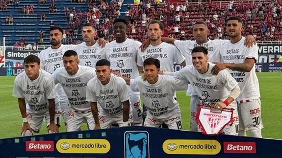 El plantel de Instituto con la remea de apoyo a la AFA.