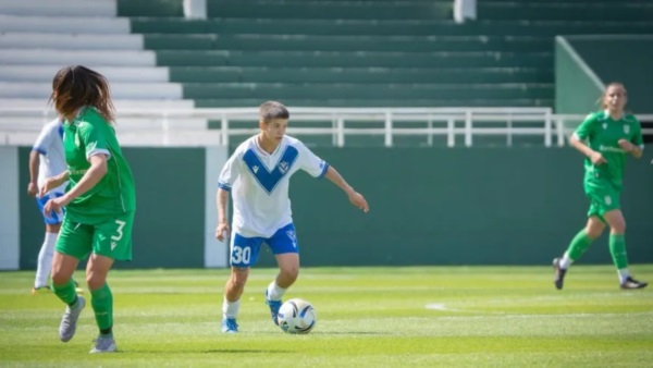 Nico Álvarez, con la camiseta de Vélez y ante Ferro. (Instagram: @alvareznicolas07). 