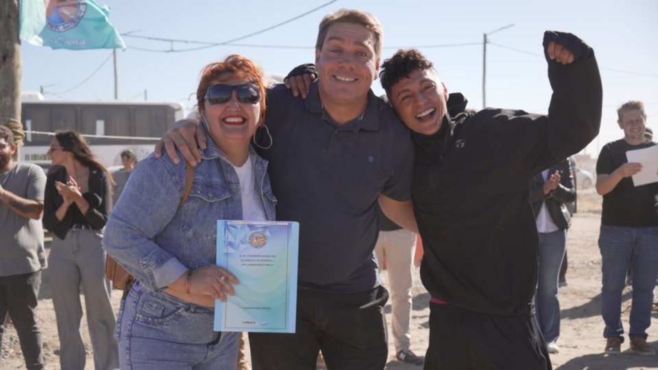 Biss junto a una de las familias beneficiadas.