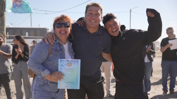 Biss junto a una de las familias beneficiadas.