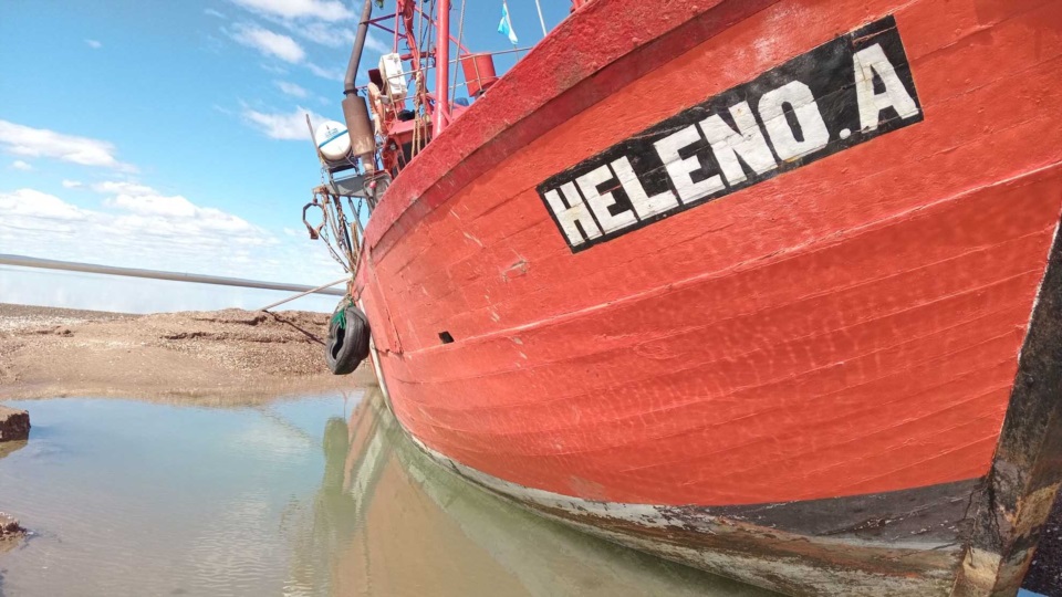 El Heleno A se hundió mientras era remolcado por el Marina Z.
