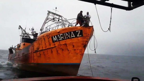 El Marina Z terminó rescatando a cuatro tripulantes del Heleno A. Hay un desaparecido.
