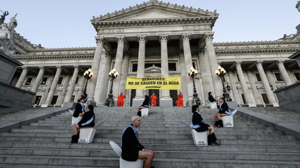 Muy gráfica alegoría de Greenpeace a quienes voten la Ley de Glaciares en las escalinatas del Congreso de la Nación.