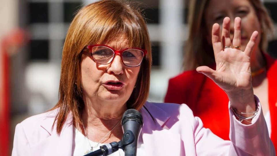 Charme. Bullrich, casi rubia y con gafas rojas; su sucesora en el ministerio de Seguridad sobreactúa la dureza