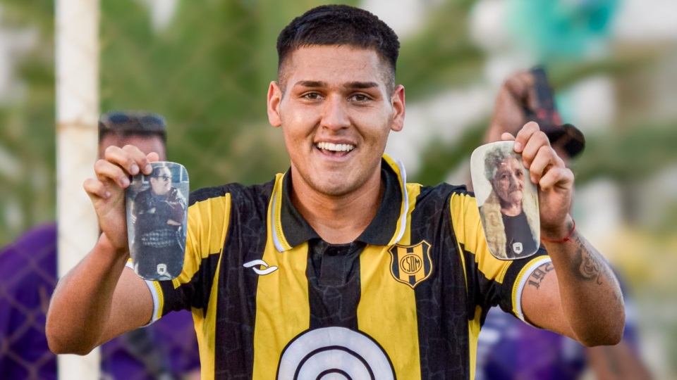 Eduardo Sepúlveda festeja el 3-2 para Madryn. Foto: Naiara Escobar - Prensa Madryn.