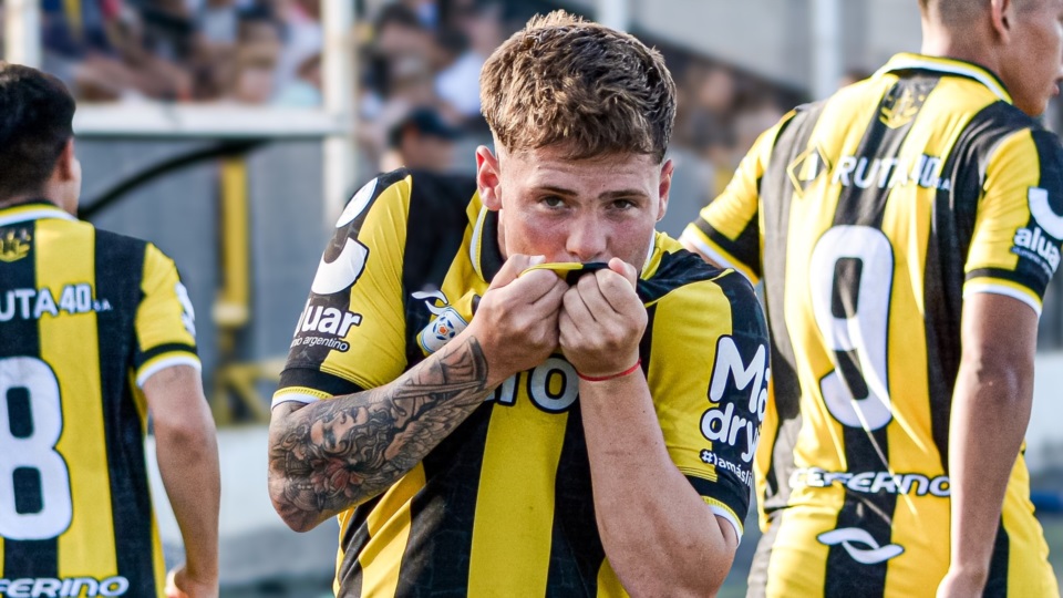 Renzo Sastre y el 1-0 del Aurinegro. Foto: Naiara Escobar - Prensa Madryn.
