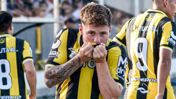 Renzo Sastre y el 1-0 del Aurinegro. Foto: Naiara Escobar - Prensa Madryn.