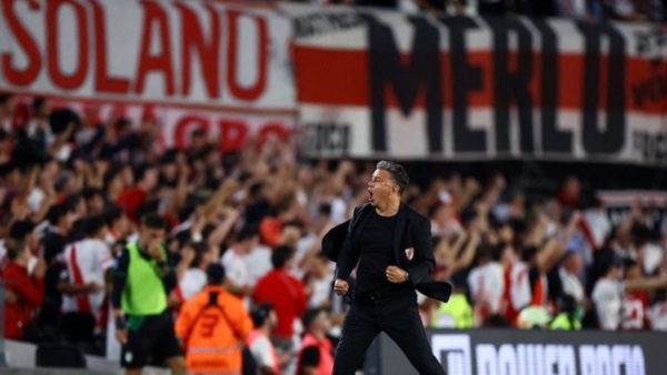 La escena final de la despedida de Gallardo de River Plate: de la ovación al técnico a la estruendosa silbatina a los jugadores.