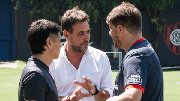 El presidente Costantino y el secretario Saiz presentaron a Barrientos tanto al plantel y como al cuerpo técnico.