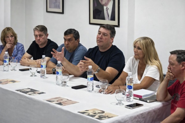 Biss y los "rebeldes" en el Comité Radical. Sigue la tensión.