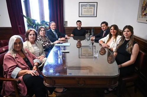 Nacho visitó al "interbloque" que dispara fuego amigo contra Milei.