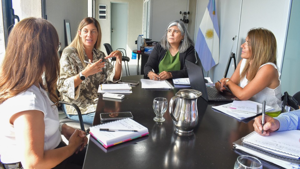 Florencia Papaiani junto a representantes de PAMI.
