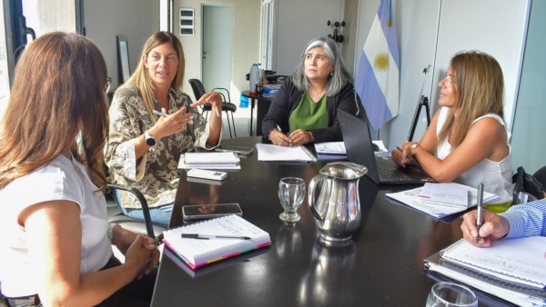 Florencia Papaiani junto a representantes de PAMI.