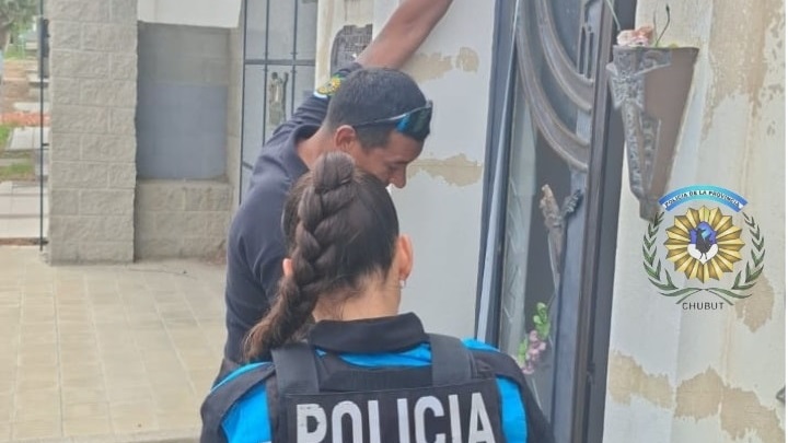 Personal policial comprobando los daños en el panteón.