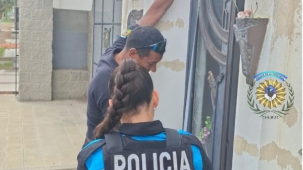 Personal policial comprobando los daños en el panteón.