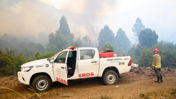 Bomberos y Brigadistas apostados en el lugar.