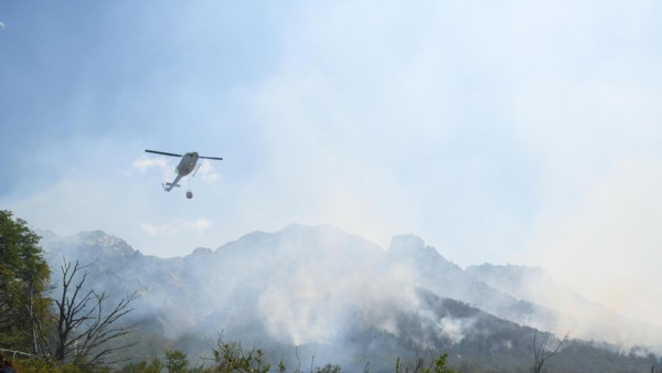 Aviones hidrantes, anfibios y helibaldes trabajan en el sitio.