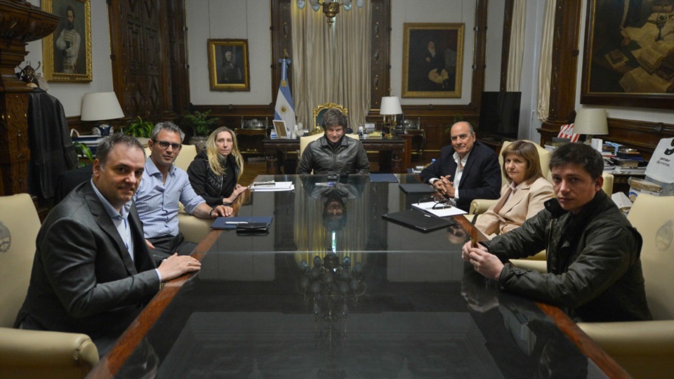La mesa política con el presidente Milei.