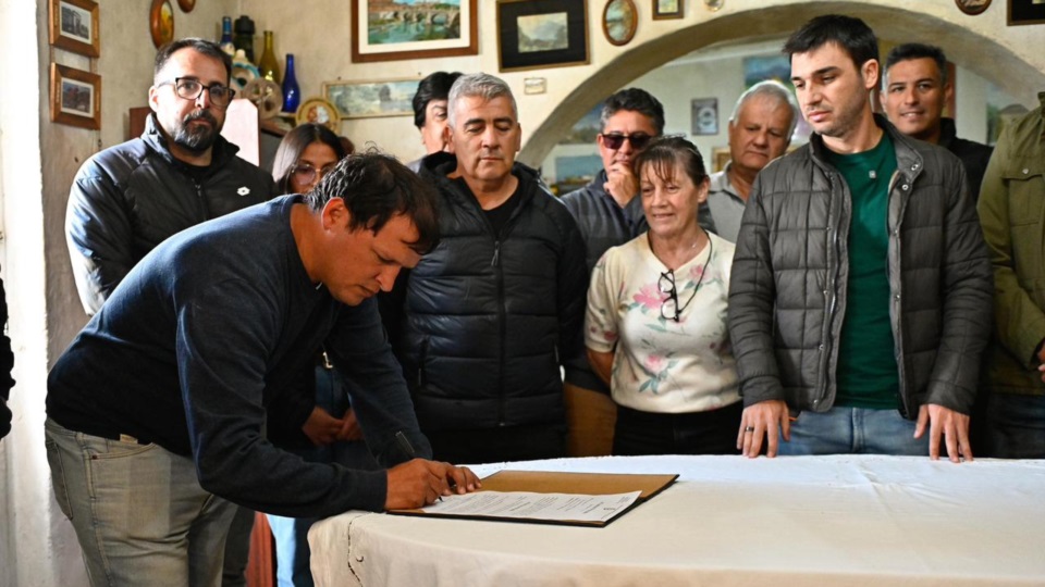Torres, intendentes y funcionarios en la firma del acta de inicio de obra.