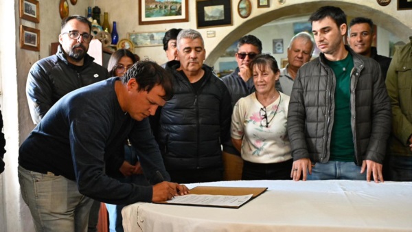 Torres, intendentes y funcionarios en la firma del acta de inicio de obra.