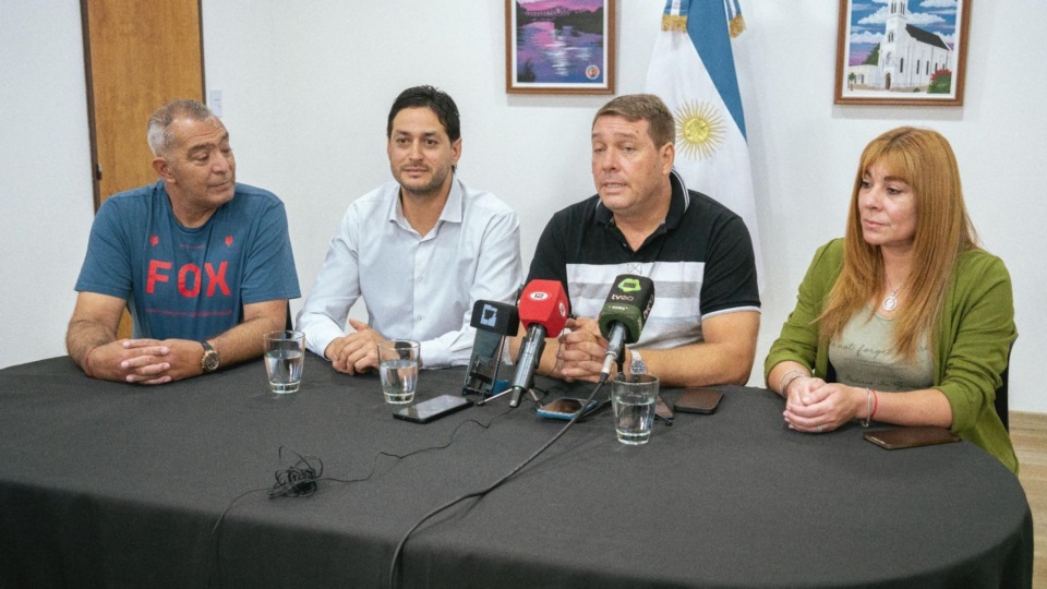 Tamame, Pérez y Biss en la presentación.