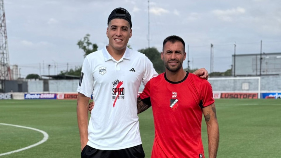 Los trelewenses Gabriel Obredor y Marco Venezia juntos en la previa de Riestra-Maipú.