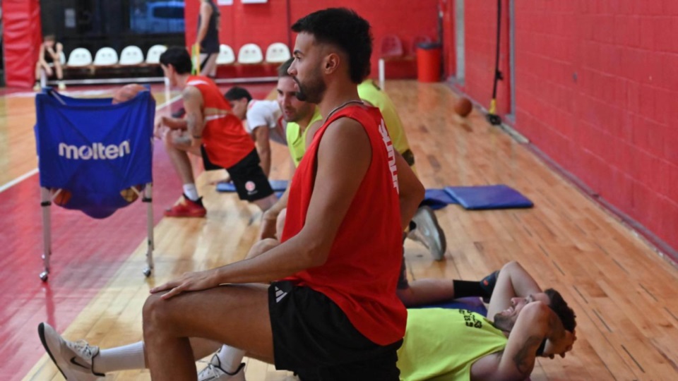 El plantel de Huracán en las tareas de elongación previo al entrenamiento. (Fotos: Daniel Feldman/Jornada).