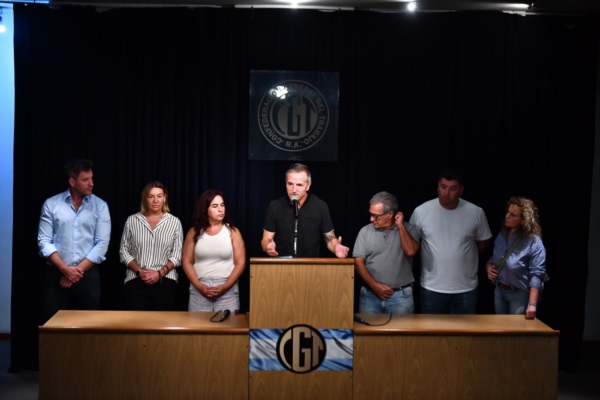Dirigentes de la CGT Azopardo, tras el encuentro de este viernes.
