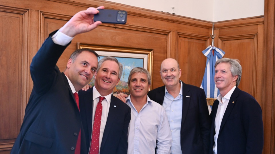 Adorni, Quirno, Caputo, Sturzenegger y Bausili. La selfie de la entrega.