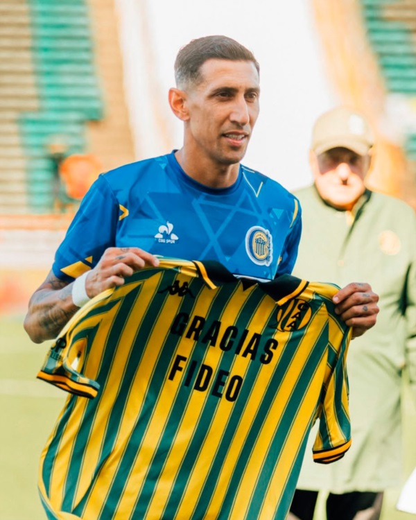 En la previa del duelo, el Tiburón le regaló a Ángel Di María una camiseta en lo que es su primera visita al Minella en su carrera.