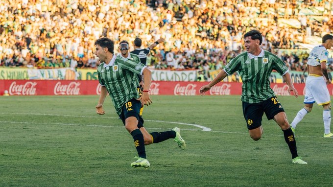 Cordero festeja su gol para el tercer empate de Aldosivi en el Apertura.