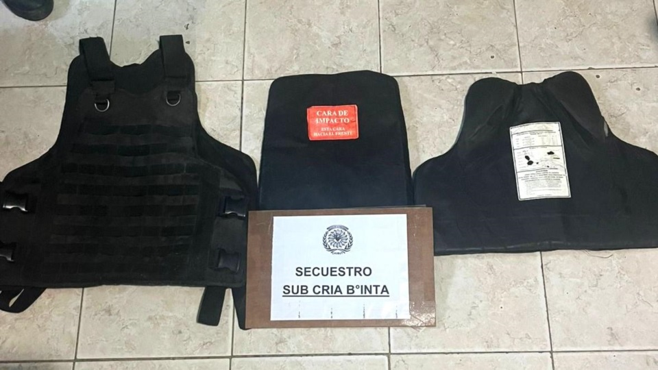 Chalecos antibalas fueron incautados.