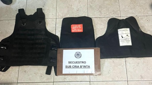 Chalecos antibalas fueron incautados.