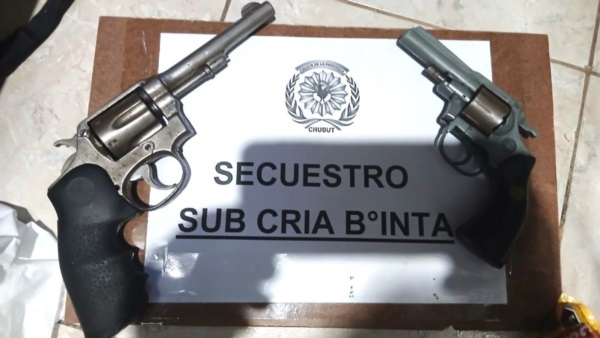 Dos revólveres calibres 38 y 22 fueron secuestrados.