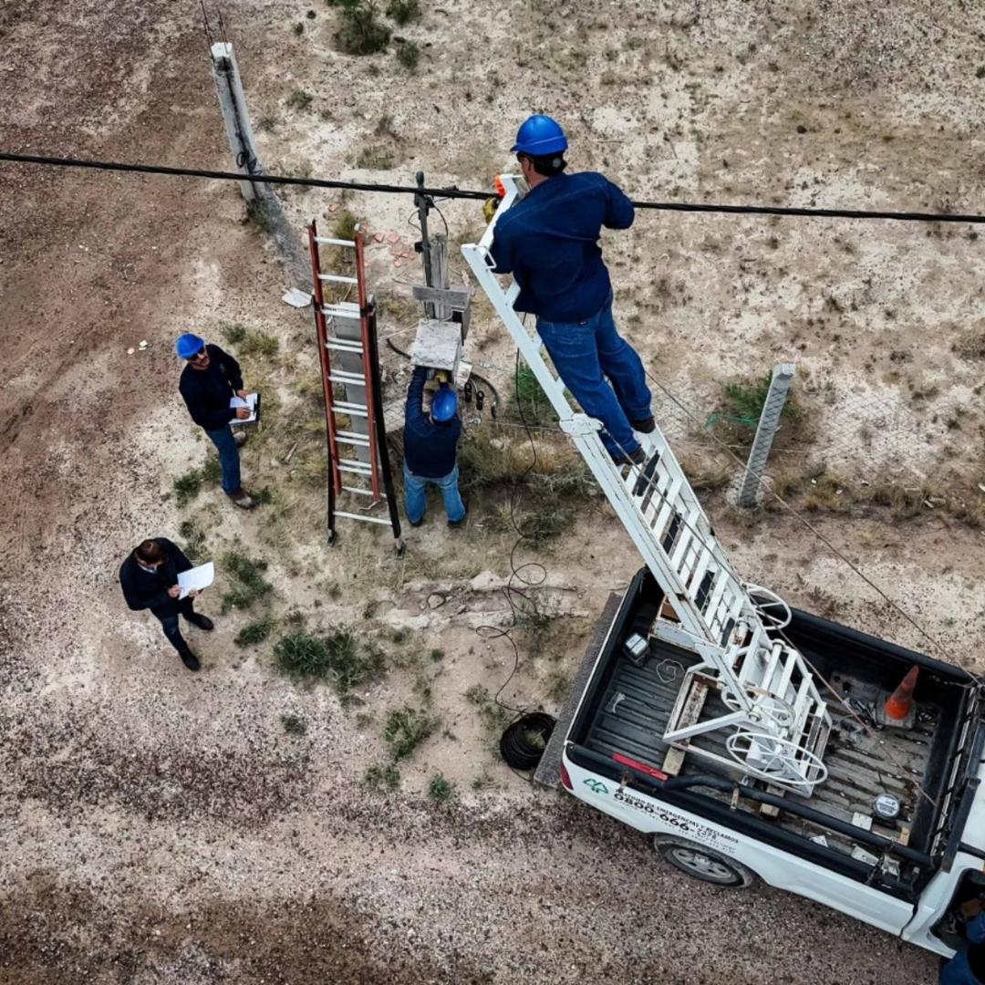 Personal del servicio eléctrico evitando las conexiones irregulares.