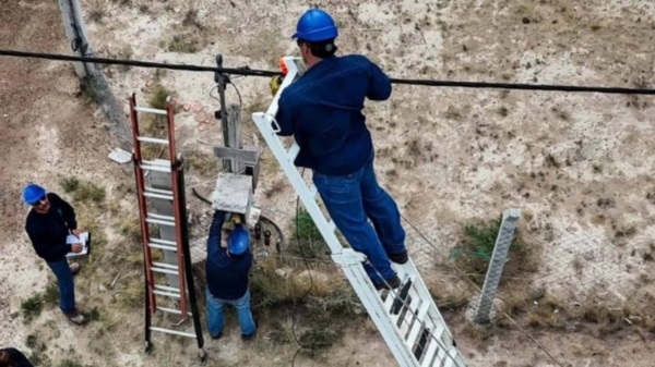 Personal del servicio eléctrico evitando las conexiones irregulares.
