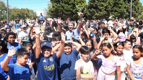 Gerardo Merino con los chicos de las Colonias de Vacaciones.