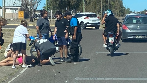 La mujer quedó recostada sobre la vía pública hasta que fue derivada al hospital.