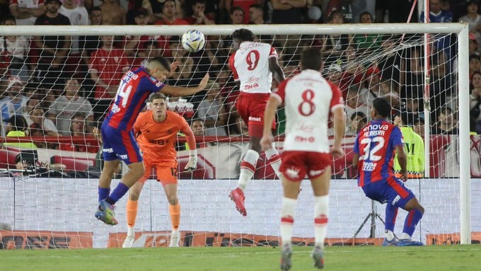 Cuarto gol en 4 partidos de Jordy Caicedo, que se vistió de héroe y le dio el clásico a Huracán.