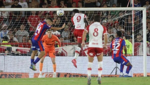 Cuarto gol en 4 partidos de Jordy Caicedo, que se vistió de héroe y le dio el clásico a Huracán.