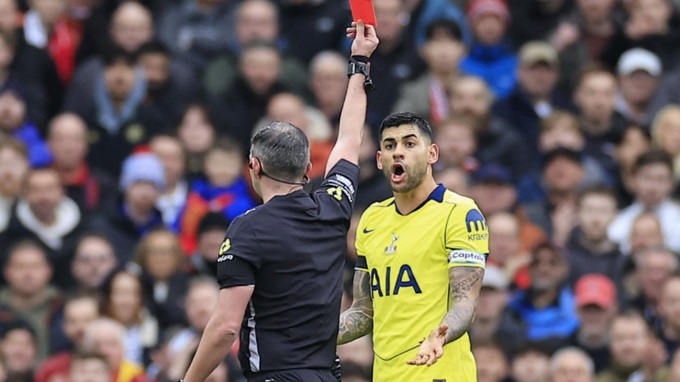 Romero le entró muy duro a Casemiro y vio la roja directa en la visita de los Spurs al Manchester United en Old Trafford.