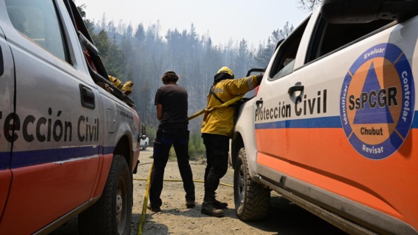 Aún hay tres zonas activas de fuego.