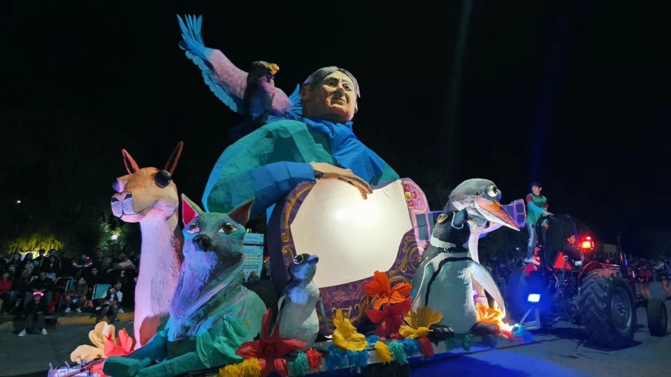 Creatividad y participación en el carnaval del Valle.