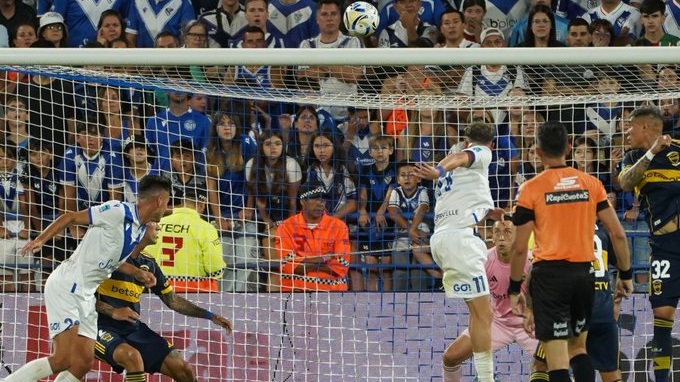 Matías Pellegrini metió un cabezazo para descolocar a Marchesín para el primero de la V azulada.