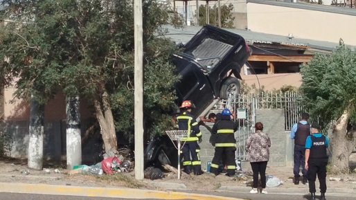 Los bomberos rescatando a las dos personas atrapadas.. Foto: El comodorense. net.
