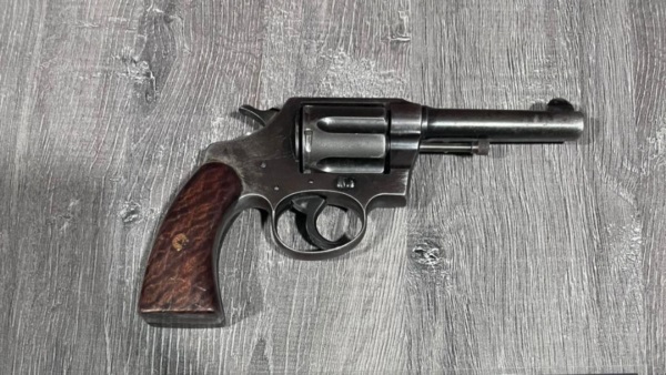 Un revolver calibre 32 secuestrado.