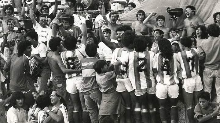 Un festejo del Germinal de los 90 y un Cugura celebrando en el campo de juego.