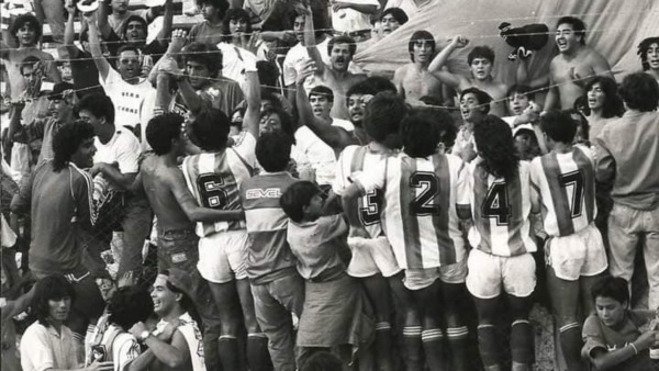 Un festejo del Germinal de los 90 y un Cugura celebrando en el campo de juego.