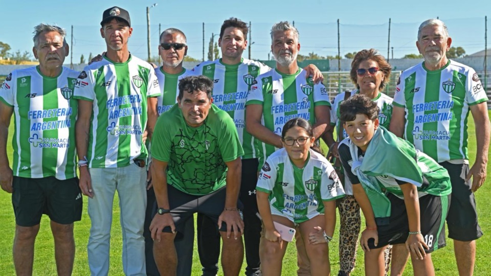 Mario, Mariano, Rodrigo, Marcelo, Marina, Juan, Antonio, Eduardo y los niños. Foto: Daniel Feldman.